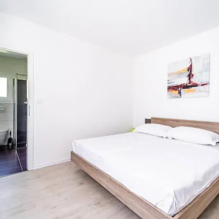 Vila - With Heated Pool