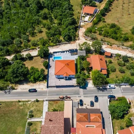 Vila - With Heated Pool