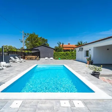 Vila - With Heated Pool Pavicini