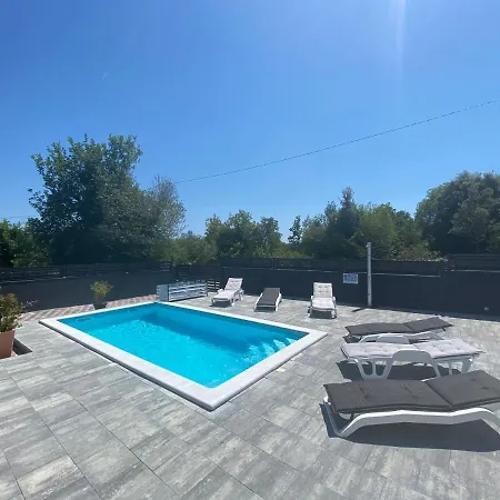 Vila - With Heated Pool Pavicini