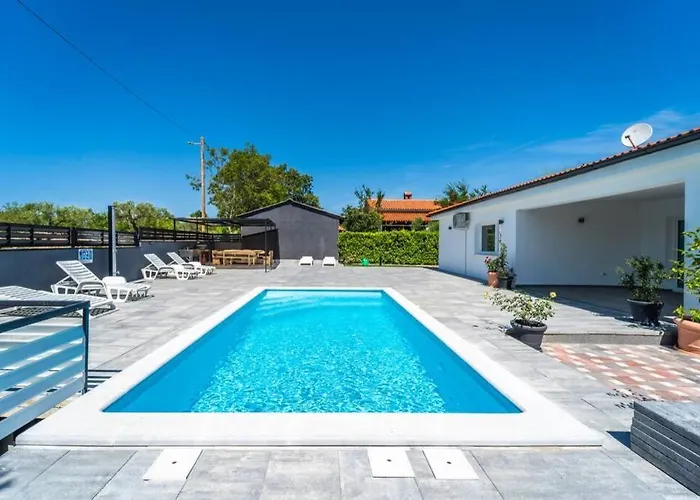 Villa - With Heated Pool Pavicini